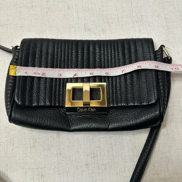💜Calvin Klein Black Quilted Shoulder Bag with Gold-Tone Accent - Picture 6 of 9